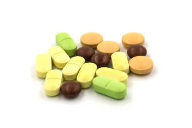 Beyaz arka planda çok renkli haplar ve haplar