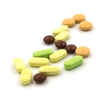 Beyaz arka planda çok renkli haplar ve haplar