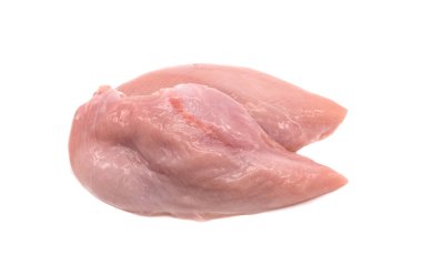 Beyaz arkaplanda çiğ tavuk filetosu (göğüs)