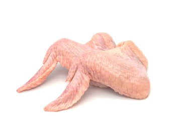 Beyaz arka planda soyutlanmış çiğ tavuk kanatları. kuş kanatları