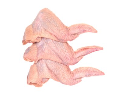 Beyaz arka planda soyutlanmış çiğ tavuk kanatları. kuş kanatları