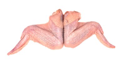 Beyaz arka planda soyutlanmış çiğ tavuk kanatları. kuş kanatları