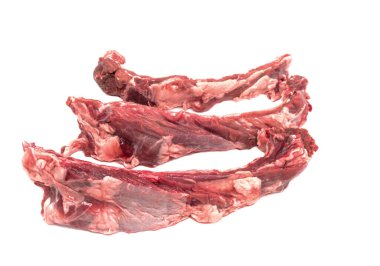 Beyaz arka planda etli çiğ pirzola.