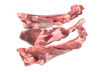 Beyaz arka planda etli çiğ pirzola.