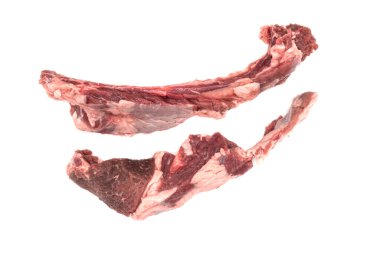 Beyaz arka planda etli çiğ pirzola.