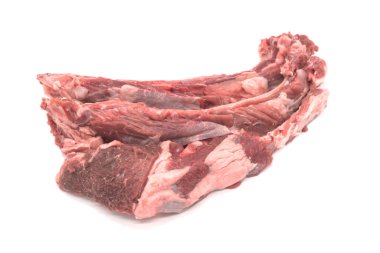 Beyaz arka planda etli çiğ pirzola.