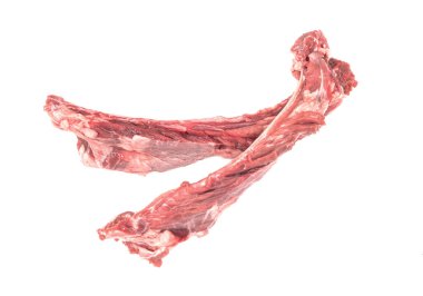 Beyaz arka planda etli çiğ pirzola.