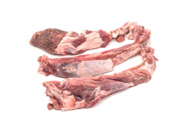 Beyaz arka planda etli çiğ pirzola.