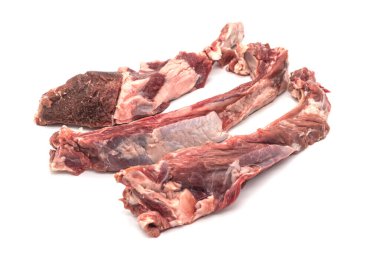 Beyaz arka planda etli çiğ pirzola.