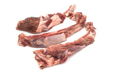 Beyaz arka planda etli çiğ pirzola.