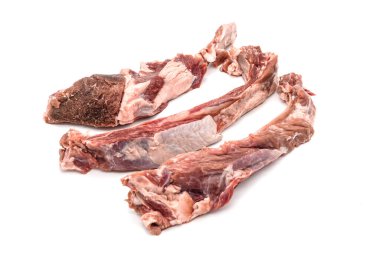 Beyaz arka planda etli çiğ pirzola.