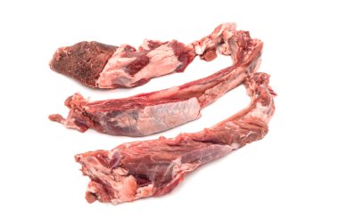 Beyaz arka planda etli çiğ pirzola.