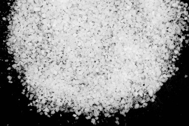 Siyah arkaplan dokusunda beyaz deniz tuzu, makro fotoğrafçılık.