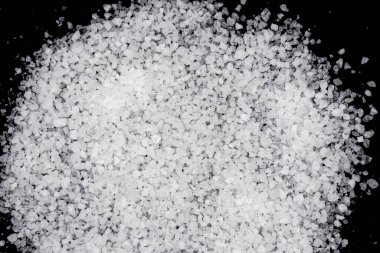 Siyah arkaplan dokusunda beyaz deniz tuzu, makro fotoğrafçılık.