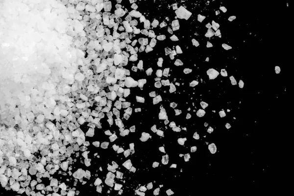 Χύθηκε Λευκό Θαλασσινό Αλάτι Μαύρο Φόντο Διαφανές Βότσαλο Μαύρο Φόντο — Φωτογραφία Αρχείου