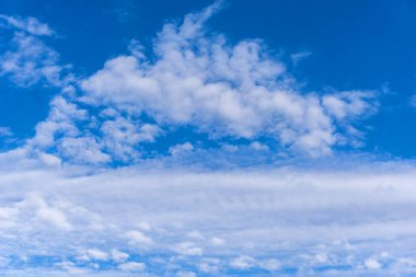 Güzel sirrus kabarık bulutlar mavi gökyüzü arka planında