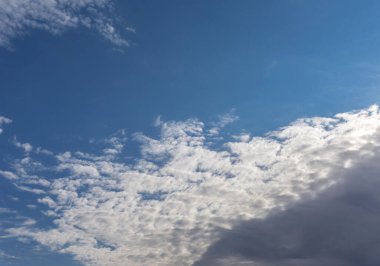 Güzel sirrus kabarık bulutlar mavi gökyüzü arka planında