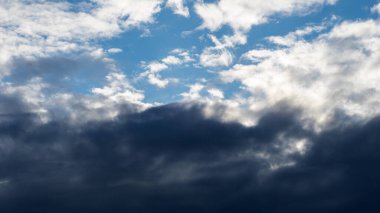 koyu ve beyaz bulutlar yağmurdan önce, mavi gökyüzü beyaz bulutlar arka plan olarak, gri ve beyaz bulutlar sağanak yağmurdan önce