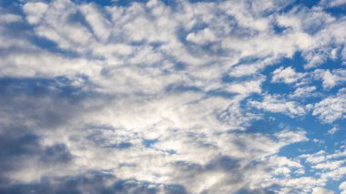 Gökyüzünde kabarık sirrus bulutları, arka plan