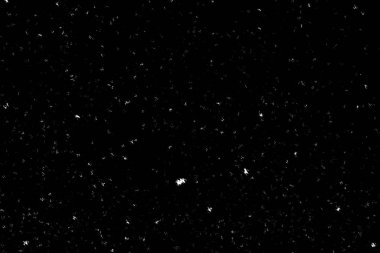 Siyah arka planda beyaz lekeler ve izler var. Beyaz bulanıklık ve dalgalanmalar. Kar yağışı, soyutlama