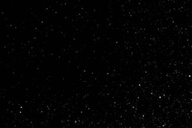 Siyah arka planda beyaz lekeler ve izler var. Beyaz bulanıklık ve dalgalanmalar. Kar yağışı, soyutlama