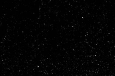 Siyah arka planda beyaz lekeler ve izler var. Beyaz bulanıklık ve dalgalanmalar. Kar yağışı, soyutlama