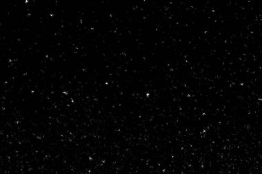 Siyah arka planda beyaz lekeler ve izler var. Beyaz bulanıklık ve dalgalanmalar. Kar yağışı, soyutlama