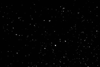 Siyah arka planda beyaz lekeler ve izler var. Beyaz bulanıklık ve dalgalanmalar. Kar yağışı, soyutlama