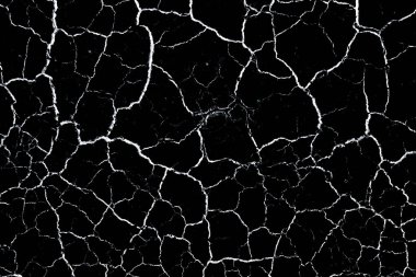 Siyah kurumuş ve çatlamış toprak arka planı. Kuru, karanlık zemine yakın bir yerde. Yüzey dokusunda çatlak. erozyon