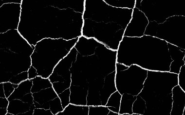 Siyah kurumuş ve çatlamış toprak arka planı. Kuru, karanlık zemine yakın bir yerde. Yüzey dokusunda çatlak. erozyon