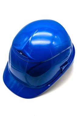 Beyaz arkaplanda mavi inşaat kaskı izole edildi