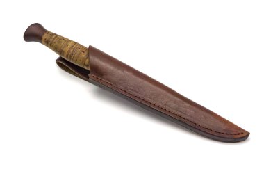 Deri kılıflı hançer beyaz arka planda izole edilmiş.