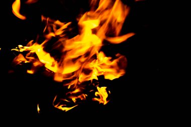 Siyah arka planda kırmızı alevlerin dillerini ateşle. Gece alevler içinde