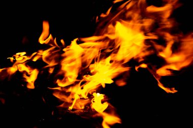 Siyah arka planda kırmızı alevlerin dillerini ateşle. Gece alevler içinde