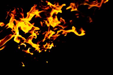 Siyah arka planda kırmızı alevlerin dillerini ateşle. Gece alevler içinde