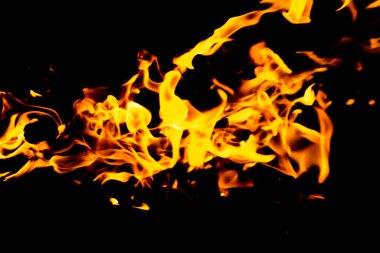 Siyah arka planda kırmızı alevlerin dillerini ateşle. Gece alevler içinde