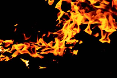 Siyah arka planda kırmızı alevlerin dillerini ateşle. Gece alevler içinde