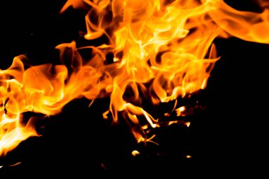 Siyah arka planda kırmızı alevlerin dillerini ateşle. Gece alevler içinde