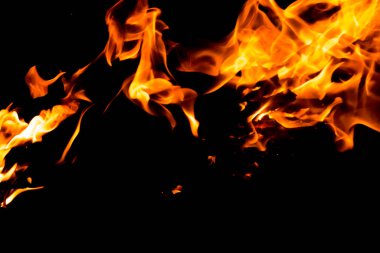 Siyah arka planda kırmızı alevlerin dillerini ateşle. Gece alevler içinde