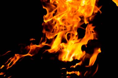 Siyah arka planda kırmızı alevlerin dillerini ateşle. Gece alevler içinde