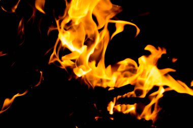 Siyah arka planda kırmızı alevlerin dillerini ateşle. Gece alevler içinde