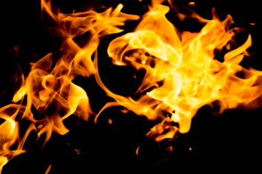 Siyah arka planda kırmızı alevlerin dillerini ateşle. Gece alevler içinde