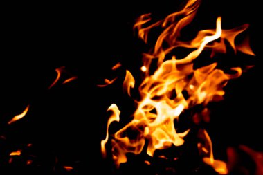 Siyah arka planda kırmızı alevlerin dillerini ateşle. Gece alevler içinde