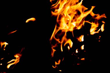 Siyah arka planda kırmızı alevlerin dillerini ateşle. Gece alevler içinde