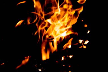 Siyah arka planda kırmızı alevlerin dillerini ateşle. Gece alevler içinde