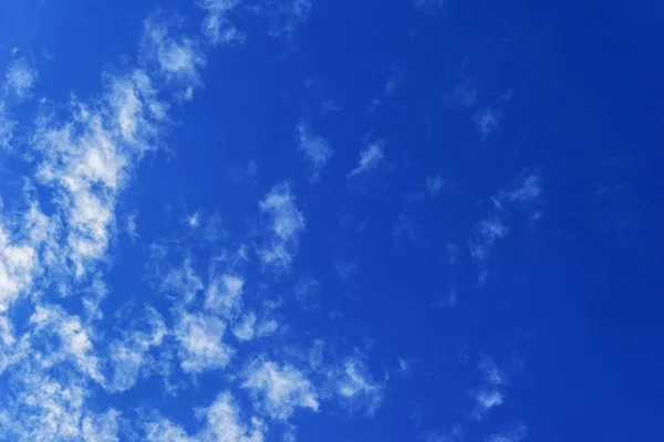 Schöne Cirrus Flauschige Wolken Auf Blauem Himmel Hintergrund — Stockfoto