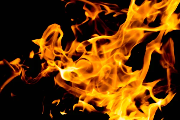 Siyah arka planda kırmızı alevlerin dillerini ateşle. Gece alevler içinde