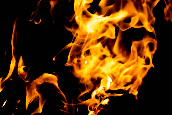 Огненные языки красного пламени на черном фоне. Огненное пламя ночью