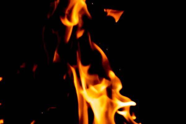 Vörös Láng Tüzes Nyelve Fekete Háttérrel Tűzláng Éjszakában — Stock Fotó
