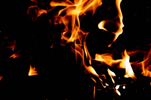 Vuurtongen Van Rode Vlam Een Zwarte Achtergrond Vuurvlam Nacht — Stockfoto